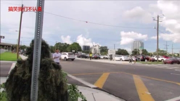 路边伪装恶搞路人，女朋友哇哇大叫男朋友却在大笑