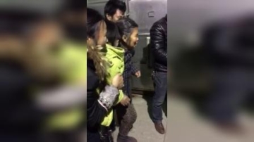 【拍客】男子充电玩手机被烧死