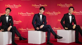 杨洋揭幕蜡像变“三胞胎” 亲自示范最撩自拍