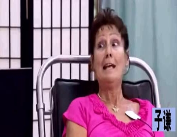 医生用骨头人恶搞病人，看各自表情