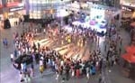 【拍客】百人快闪助小伙求爱成功