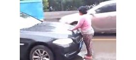 【拍客】彪悍女子攔特警車強索買路財