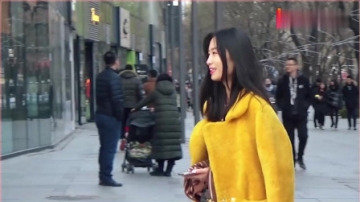 街拍：穿黑皮裤的长发美女，凭借黄外套脱颖而出，回眸一笑更迷人
