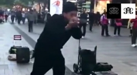 牛人街边展示绝活吓到观众，看了不得不服！