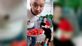 恶搞女友，我们不一样！