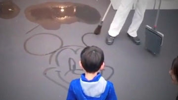 高手在民间 清洁工用水在地上作画 路过的小朋友看入迷了。