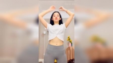 美女热舞：瑜伽套装舞蹈自拍