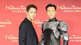 陈伟霆调戏自己蜡像很皮啊 看见梅西蜡像安慰他“下届世界杯再来”