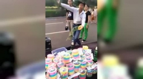 喝酒高手有绝技，牛人摆摊做生意，美女把黑人做围裙