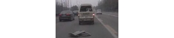 【拍客】惊险瞬间 面包车行驶中车门掉落