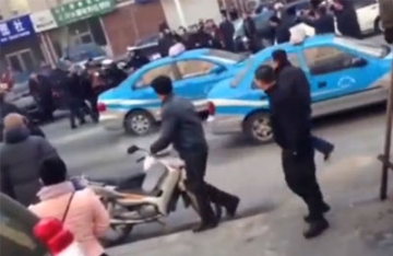 【拍客】网曝辽宁鞍山轿车闹市冲撞行人 警方持冲锋枪鸣两枪截停