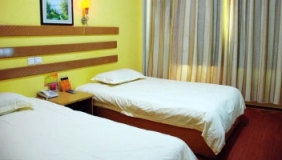 暗访：快捷酒店床单洗涤加火碱变白 PH值超标