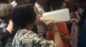 女子机场上演“人在囧途” 仰头喝完一桶牛奶