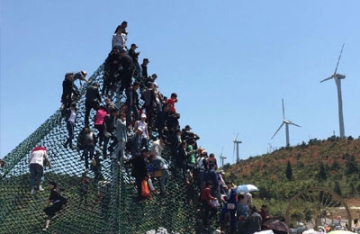 【拍客】温州杜鹃花节钢架折断事故已致2死