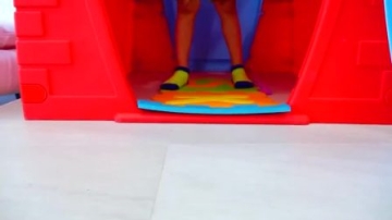 萌娃小可爱可真是喜欢调皮捣蛋呢！小家伙用遥控玩具车捉弄哥哥，萌娃：来追我呀！