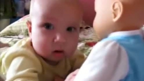 爸爸送给萌宝一个布娃娃，接下来萌宝的反应简直暖化了！哈哈 可爱