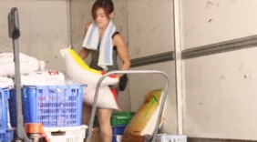 现实版“劳拉”走红：在男人堆中工作很爽快