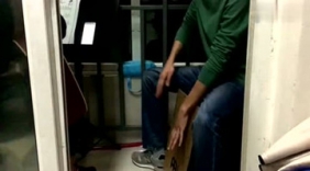 大学宿舍男声吉他打鼓伴奏唱《纸短情长》