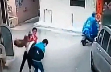 【拍客】监拍女生家门口被勒脖拖行遭抢劫 路人无视走过