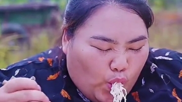搞笑视频：吃面新方式
