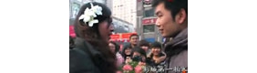 【拍客】徐州女孩穿婚纱向帅哥求婚