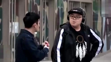 小伙恶搞路人，路人蒙了！