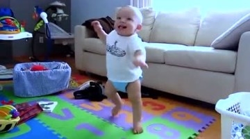 看宝宝学走路搞笑篇，简直太可爱了，萌翻！