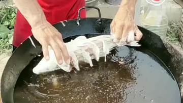高手在民间，农村大厨这炸鱼的技术，真是厉害了！