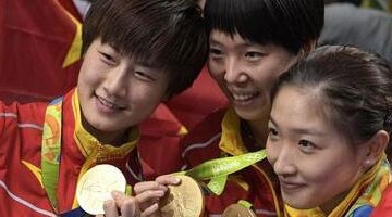 千余球迷深夜聚集机场接女排凯旋