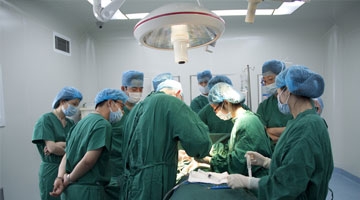 男子手术做到一半被告知手术费要翻六倍