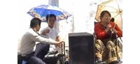 【拍客】金嗓子残疾女街头献唱