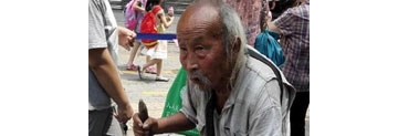 【拍客】103岁老人当街乞讨 网友帮其找家人