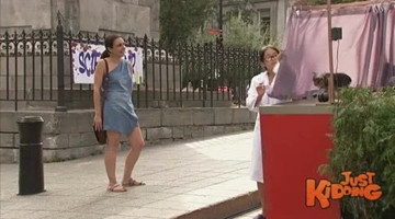 街头恶搞：穿越“时光隧道”旅行的狗狗