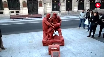 为什么男子街头恶搞，路人还纷纷给钱