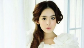 古力娜扎穿睡裙出街秀美腿 把机场当T台架子十足