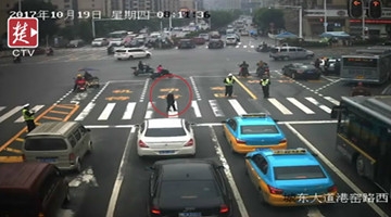 绿灯亮了所有车却不走？ 街头现暖心13秒