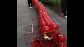 牛人发明：农村牛人发明气球鞭炮神器，以后结婚不让放鞭炮后它可以完全代替鞭炮！