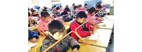 小学为防止学生近视 课桌上装“栏杆”