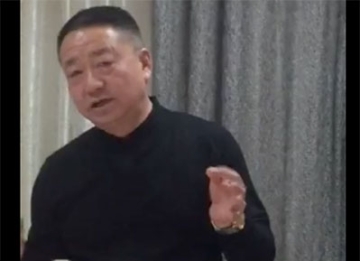 男子饭桌上激情朗诵诗歌《女人》