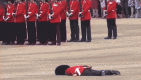 抢镜！英国阅兵庆祝女王90岁生日 一名士兵突然晕倒
