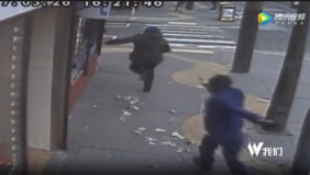监拍倒霉劫匪被华裔店主狂追身中两枪 抛洒钞票遭路人哄抢