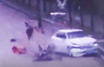 【拍客】监拍司机疲劳驾驶失控撞散摩托 三人腾空飞起