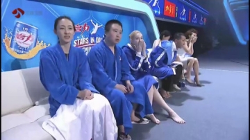 李彩桦跳水失误，明星们全懵了！趴着入水？