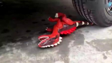 减压实验：牛人把超人玩具鸡蛋飞机放到车底，实在是太减压了，挺过瘾的