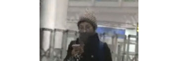 【拍客】八卦：周迅包裹严实无人识 精神恍惚险摔倒