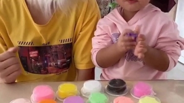 搞笑萌娃： 这是彩泥