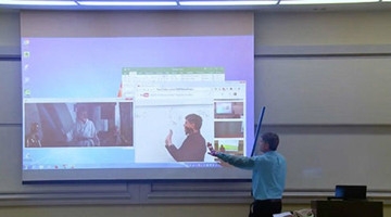 “最酷数学教授”愚人节在课堂上搞笑恶搞