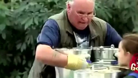 恶搞锦集，国外小萝莉恶搞，发育的还挺好的！