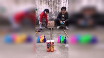 亲子游戏：爸爸和萌娃谁打的比较准呢
