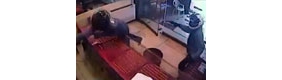 蒙面歹徒持枪抢劫珠宝店 店主开枪与其对战
